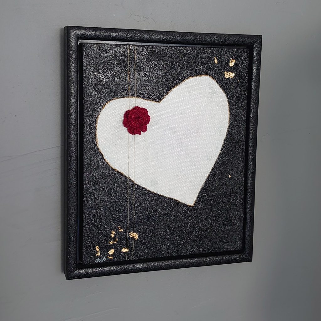 Maleri - Hjerte 4 Hvid på sort m blomst, 24x30 cm + ramme (c) K.A. Kristensen