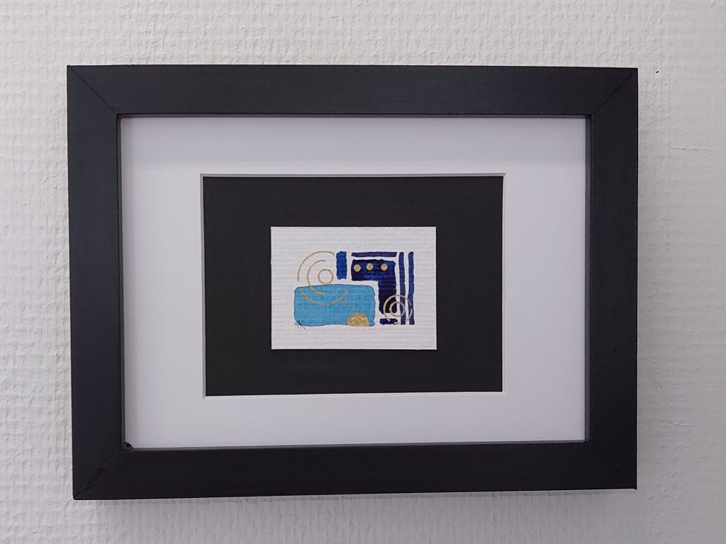 Mini-kunstværk i ramme, Blå m guld, Akryl, gouache og metalic pen på papir (c) K.A. Kristensen