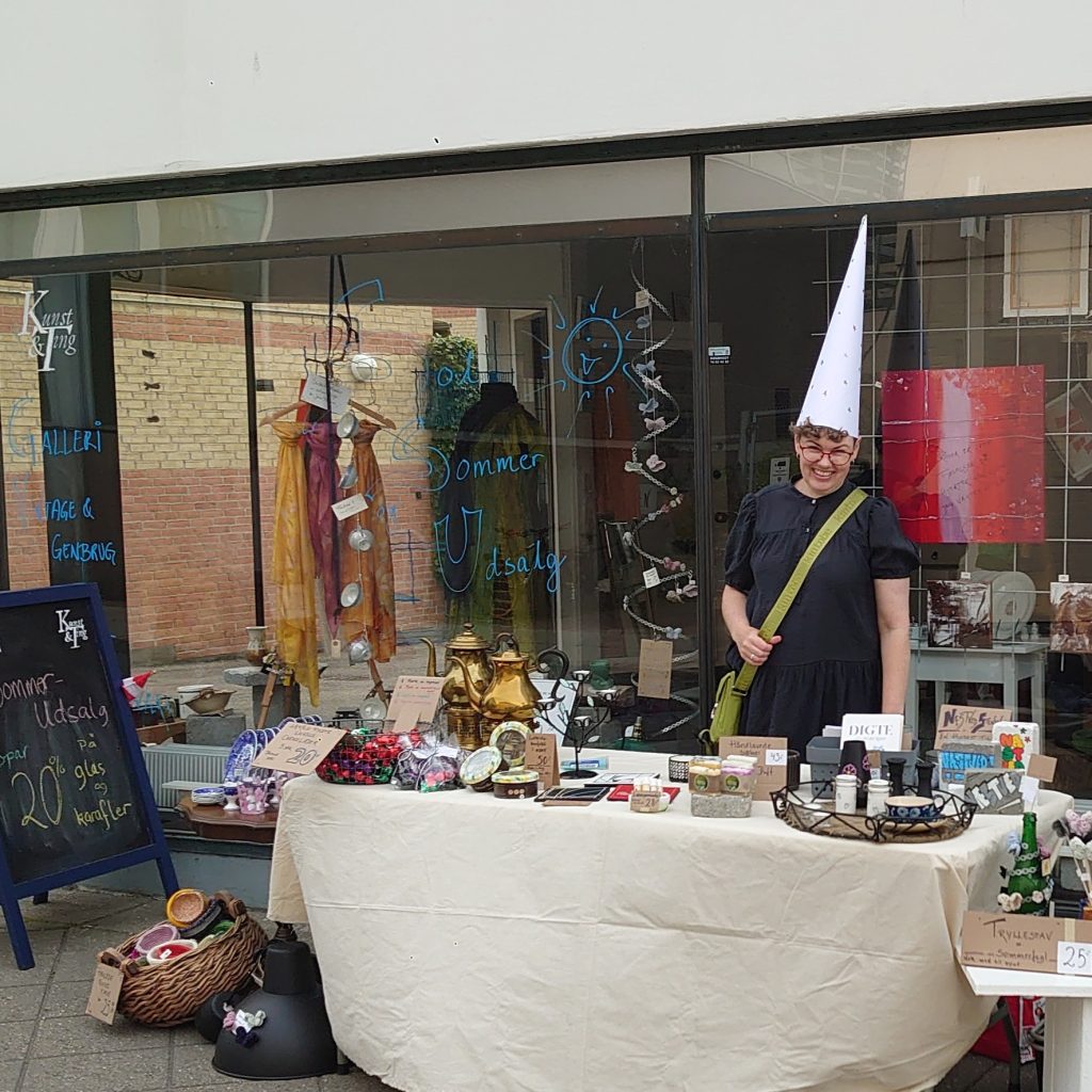 Kirstine Arndal Kristensen foran galleri Kunst & Ting i forbindelse med citynight, juli 2025
Læs mere i kalenderen