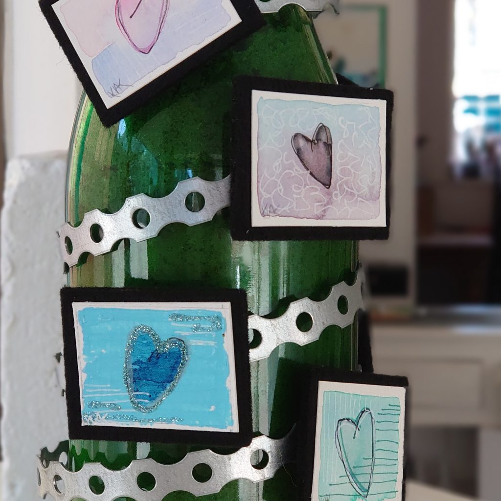 Mini-kunst på magnet. Akvarel m.m. på papir