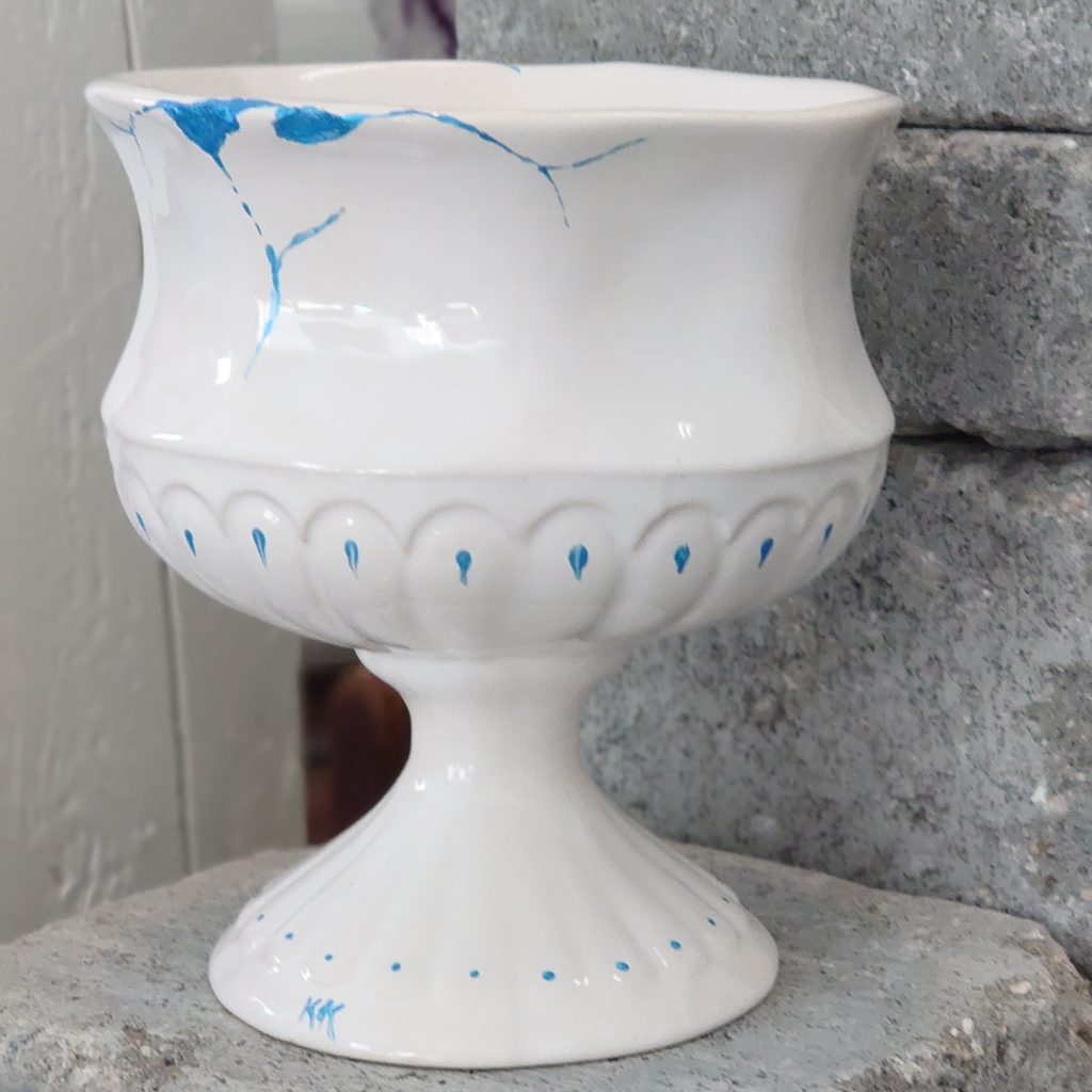 Upcycled planteskjuler i porcelæn. Hvid m blå