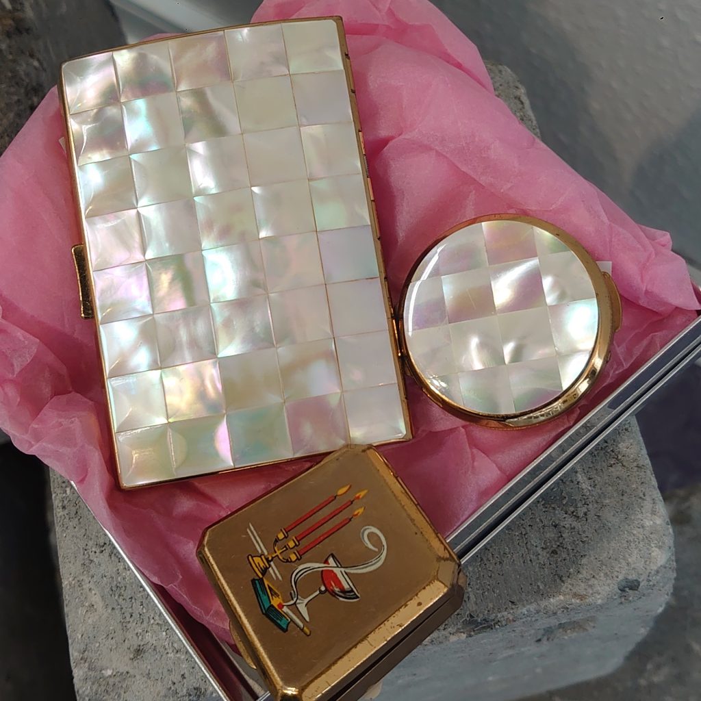 Opstilling med vintageæsker