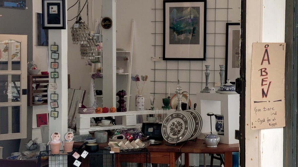 Galleriet set gennem en åben dør
