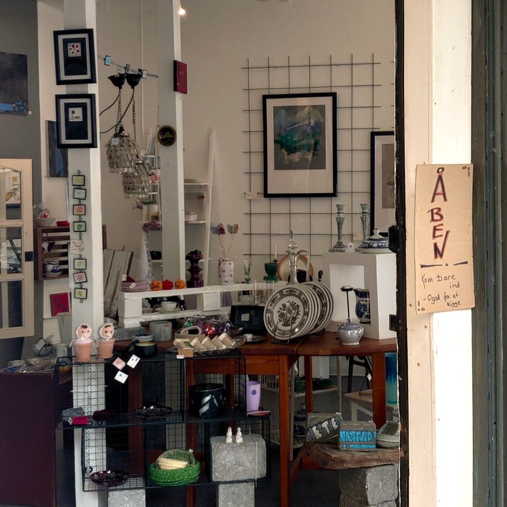 Indblik af døren hos Kunst & Ting, oktober 2025