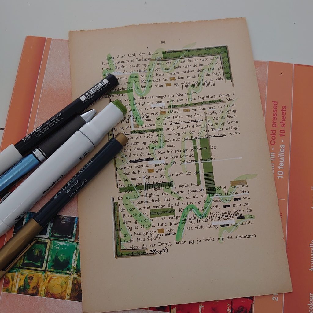 Foto af tegning m bogsidekunst - opstilling med tegneredskaber