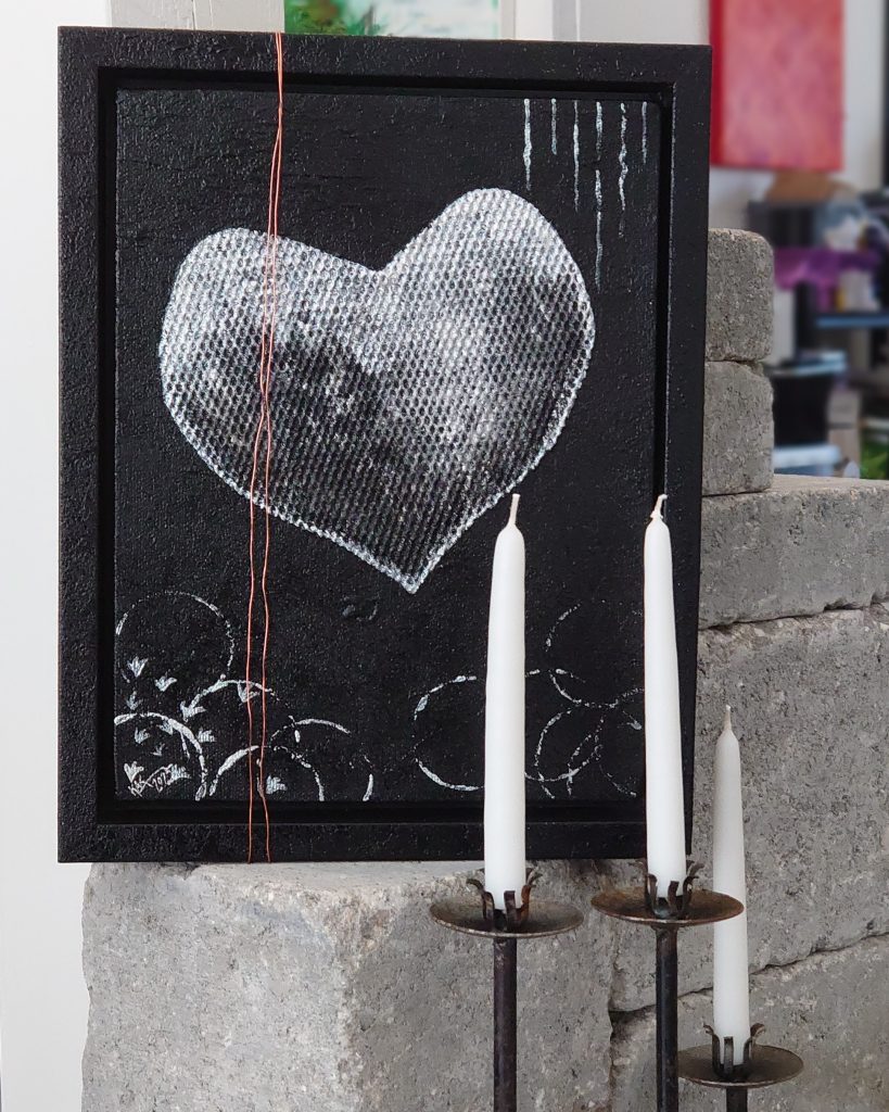 Opstilling m maleri Hjerte i sort-hvid af K.A. Kristensen samt lysestager