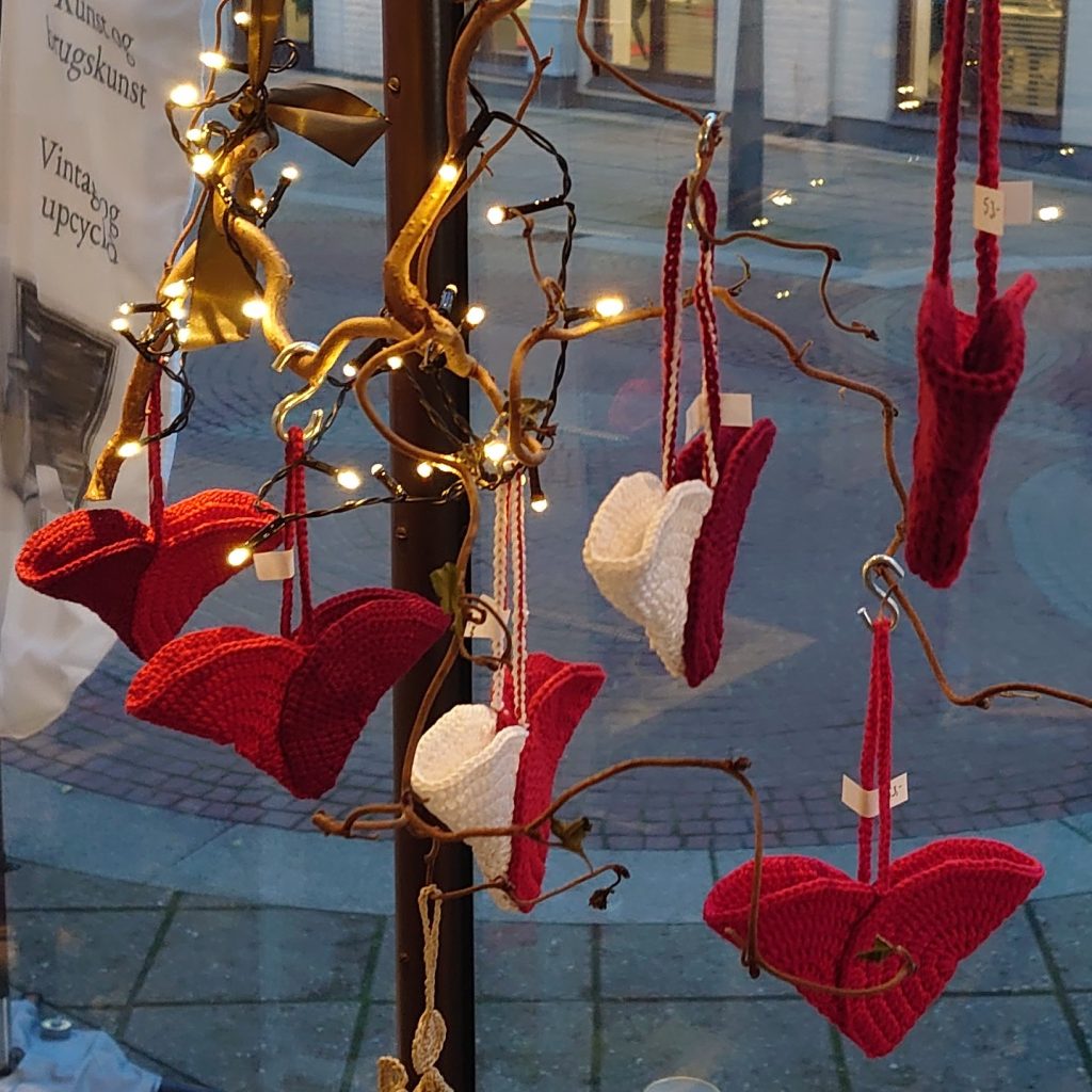 Julehjerter i vindue - jul 2025