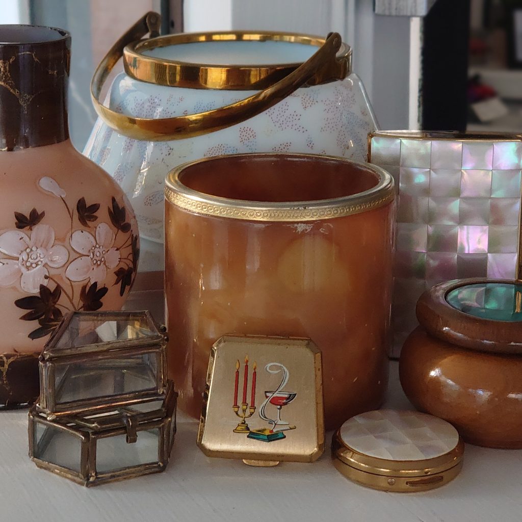 Opstilling med vintage smykkeæsker, cigaretetui mv