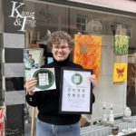 Kirstine A Kristensen foran Kunst & Ting. Foto af Signe Munch-Pedersen