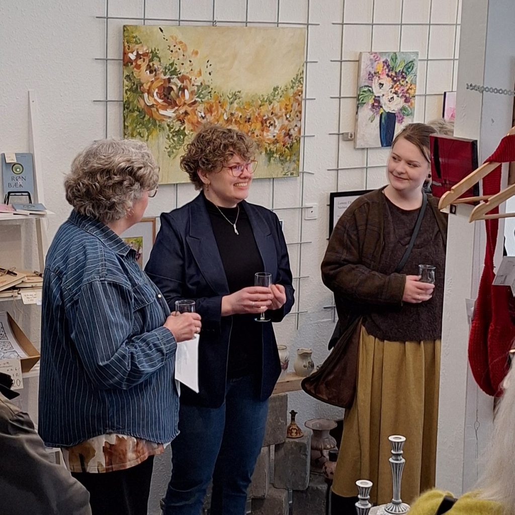 Stemningsbillede fra fernisering med Lenore E. Nielsen